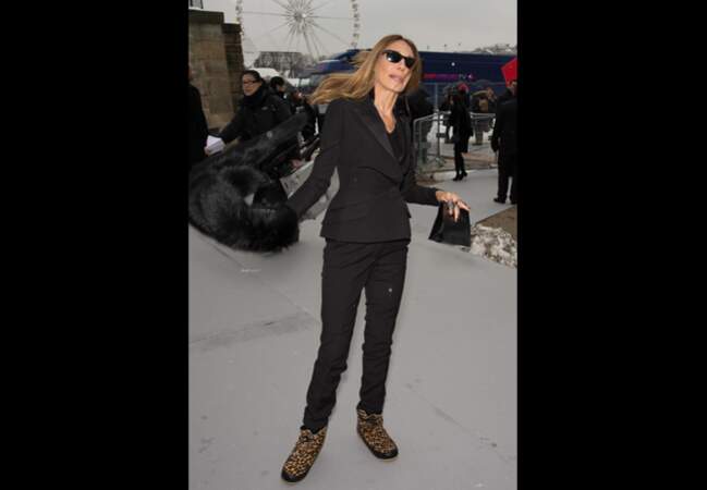 Marisa Berenson dans ses bottes fourrées avant le défilé Dior