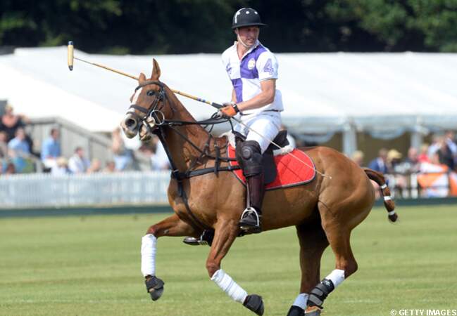Le prince William joue au polo