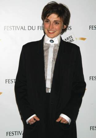 En 2003, Julie Gayet était brune mais portait déjà le costume d'homme