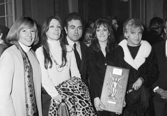 De gauche à droite, Jacqueline Dulac, Marie Laforet, Guy Béart, Agnès de la Faye  et Line Renaud en 1970