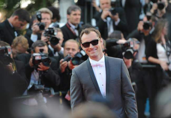 Noeud papillon blanc et lunettes de soleil pour Jude Law en 2011... Cannes réinvente chaque saison le glamour. 