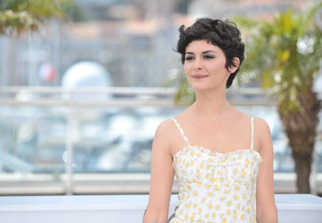 Dans sa tenue estivale, elle fait briller le soleil à Cannes