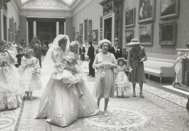 Diana se prépare à devenir Princesse de Galles sous le regard d'Elisabeth II