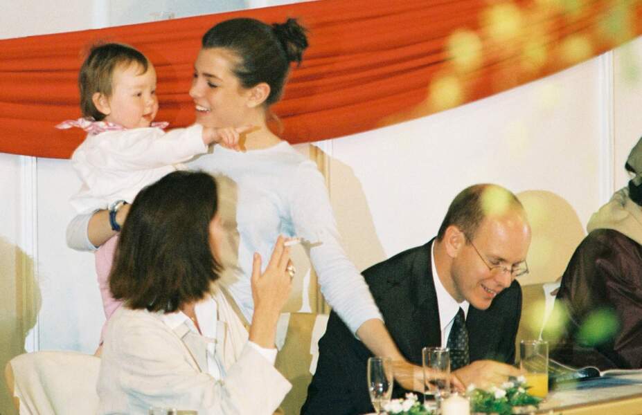 Tous la soutiennent lors du Jumping de Monaco en avril 2001… même sa petite sœur Alexandra