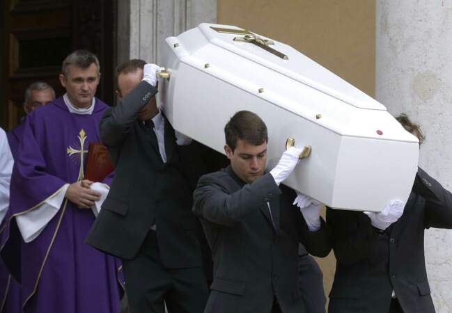 Le cercueil de Camille Muffat quitte l'église