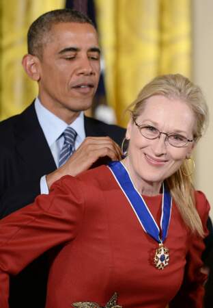 Le président lui noue soigneusement la Médaille Barack Obama et Meryl Streep 