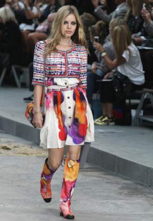 Chanel revisite sa veste en tweed dans une version boléro portée sur une robe aux imprimés aquarelle vitaminés