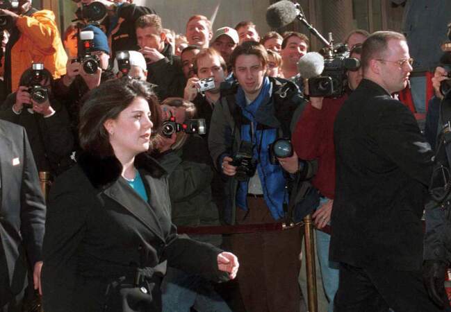 Janvier 1999: un an après sa convocation comme témoin au procès de Bill Clinton, sa vie est un enfer