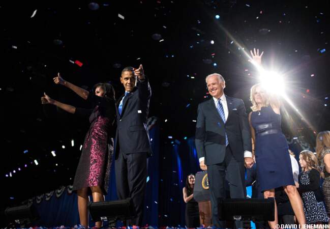 A Chicago, les couples Obama et Biden savourent la victoire lors de l'élection présidentielle