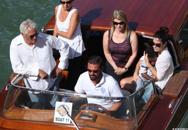Sandra Bullock arrive à Venise avec son fils