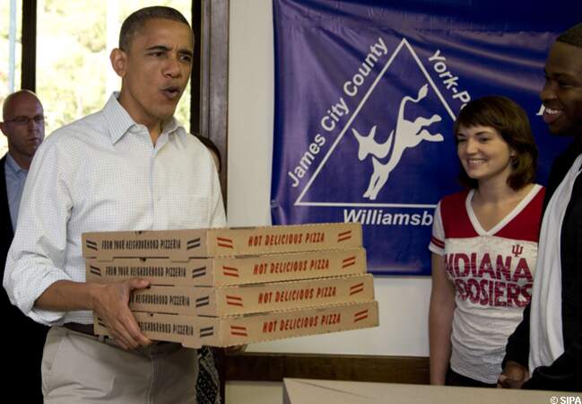 Barack Obama livre des pizzas