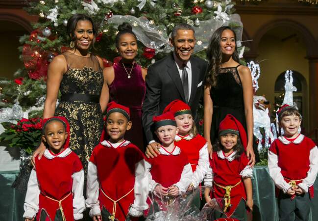 La famille Obama, avec d'anciens patients du Centre médical national déguisés en elfes
