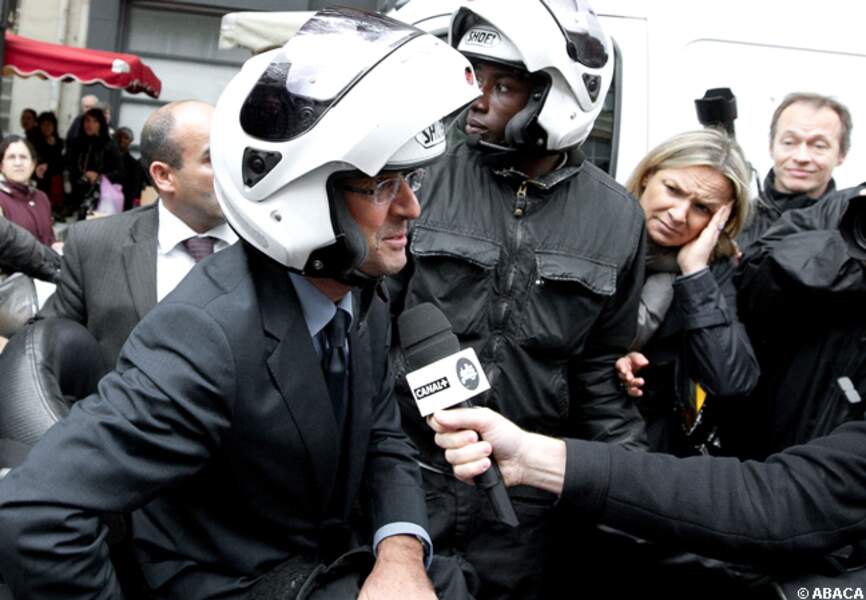 François Hollande sur son scooter répond aux questions des journalistes