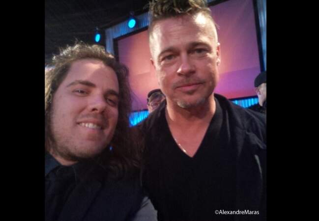 Alexandre Maras, reporter de Gala s'offre un selfie acec Brad Pitt lors de la soirée Piaget précédent les Oscars.