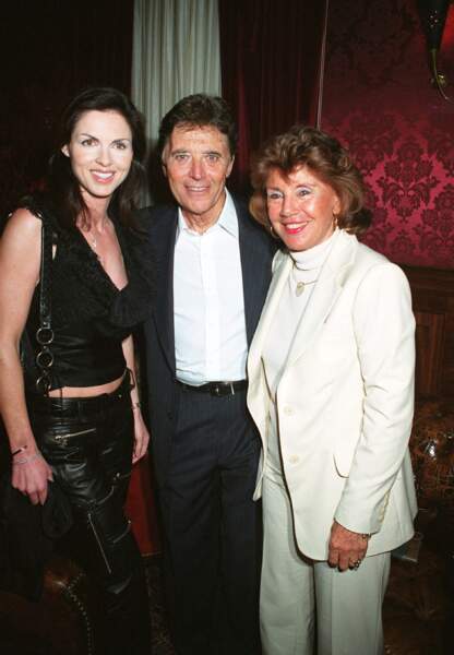 Sacha Distel, entre sa femme Francine (à droite) et Caroline Barclay, veuve d'Eddie Barclay. Le 7 mai 2003.