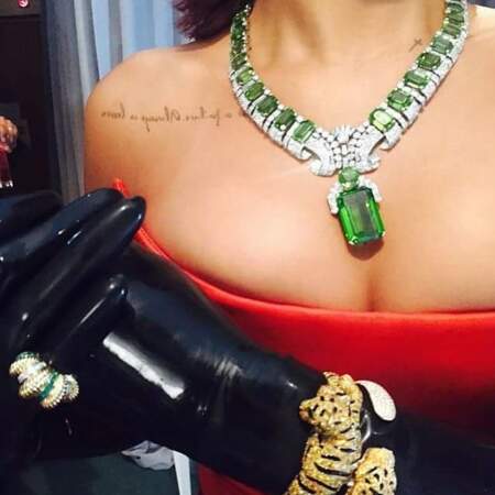 Détails sur les bijoux de Rihanna
