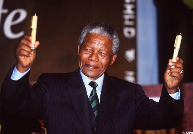 Nelson Mandela fête sa victoire à l'élection présidentielle en 1994