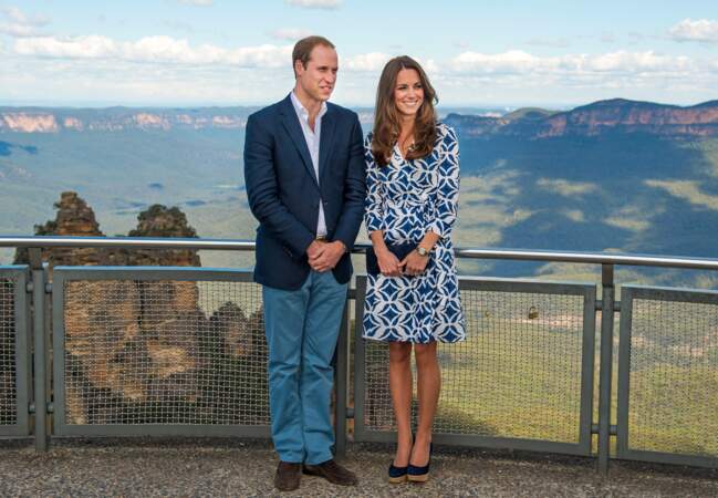 Les 'montagnes bleues' se devinent derrière le couple royal