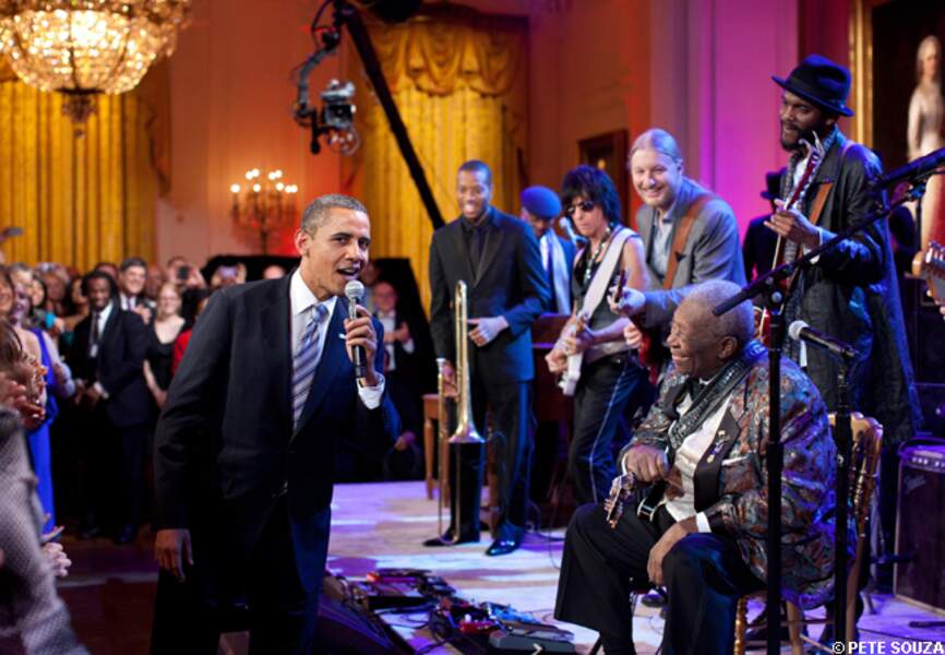 Barack Obama chante Sweet Home Chicago avec B.B. King