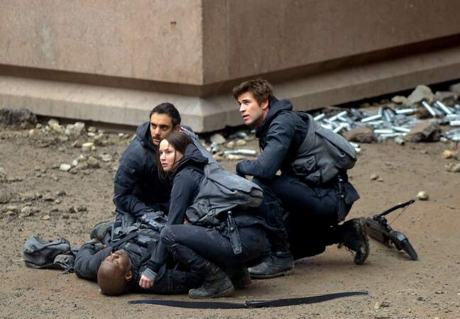 Katniss, Gale et l'acteur Omid Abtahi viennent à son secours