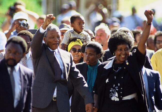 Nelson Mandela accompagné de Winnie célèbre sa liberté retrouvée, en 1990