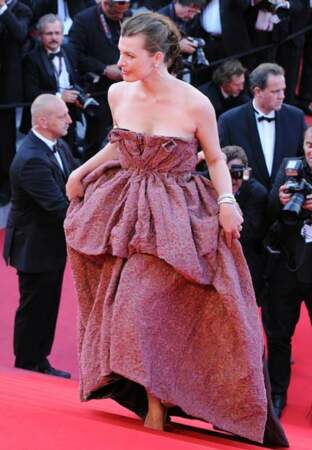 Milla Jovovich fait confiance au chic griffé Louis Vuitton (2010) 