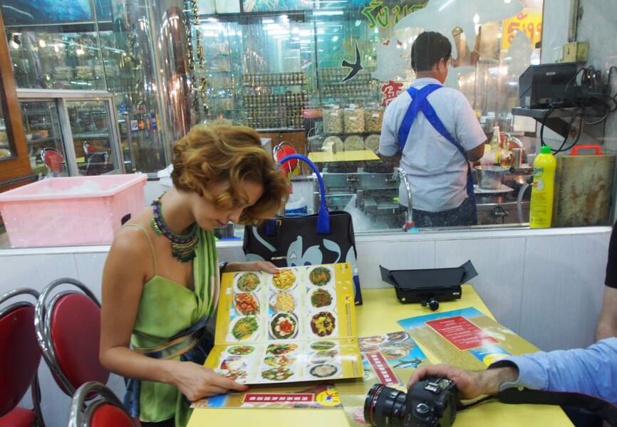Halcyon Powe choisit son repas, au restaurant Nam Sing Bird's Nest Shark, à Bangkok