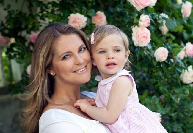 Une robe rose layette, rien de plus doux pour la petite poupée qu'est Princesse Léonore de Suède