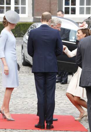 La princesse Kate effectue une révérance devant le roi Philippe de Belgique