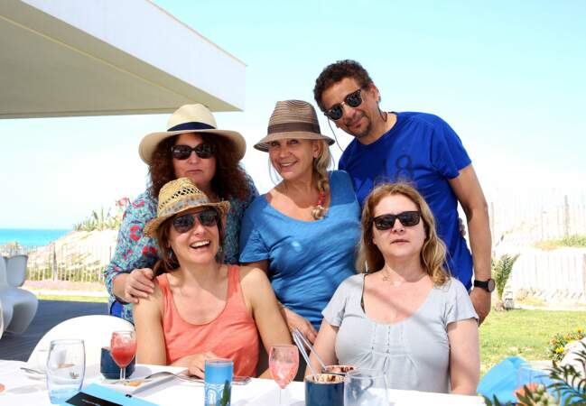 Repas en terrasse pour Shirley Bousquet, Valérie Mairesse, Martine Vidal, Abel Jaffri et son épouse Katia