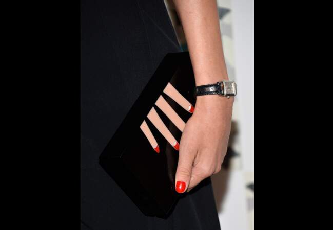 L'accessoire tendance: la pochette Charlotte Olympia franquée d'une main aux ongles laqués