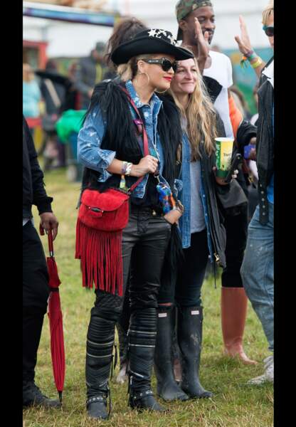 Rita Ora et son nouveaut it-bag signé Gucci au festival de Glastonbury
