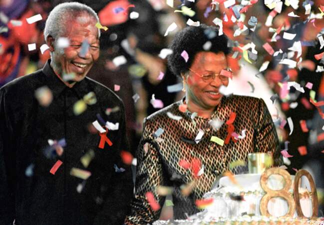 Nelson Mandela célèbre son 80e anniversaire et son mariage avec Graca Machel à Johannesburg, en 1998