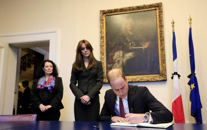 Le duc et la duchesse de Cambridge signent le recueil de condoléances