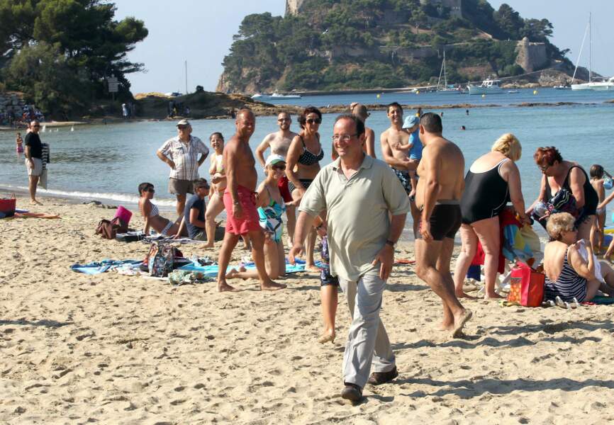 François Hollande reste lui tout habillé sur la plage de Brégançon en 2012