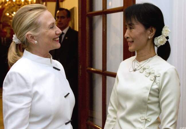 Hillary Clinton, elle, opte pour la pureté du blanc avec Ann San Suu Kyi 
