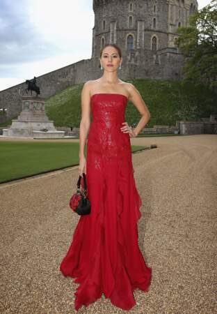Jessica Michibata radieuse dans sa robe bustier rouge