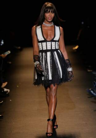 Naomi Campbell dans sa robe de gladiatrice 