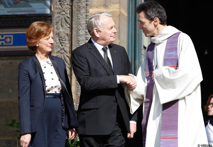 Brigitte et Jean-Marc Ayrault saluent le prêtre