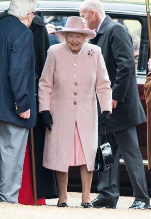 Elisabeth II tout sourire en rose pastel