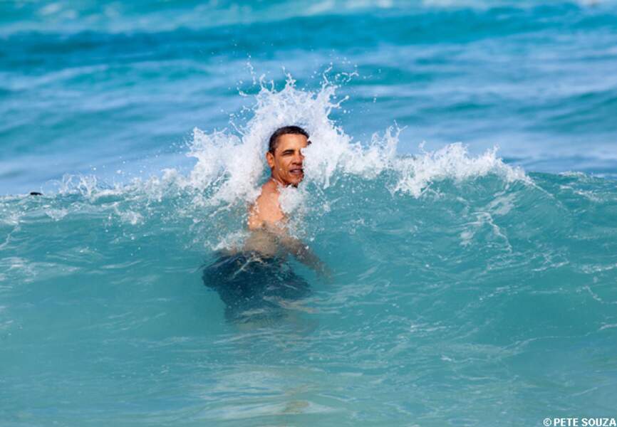 Barack Obama s'offre un bain de mer à Hawaï