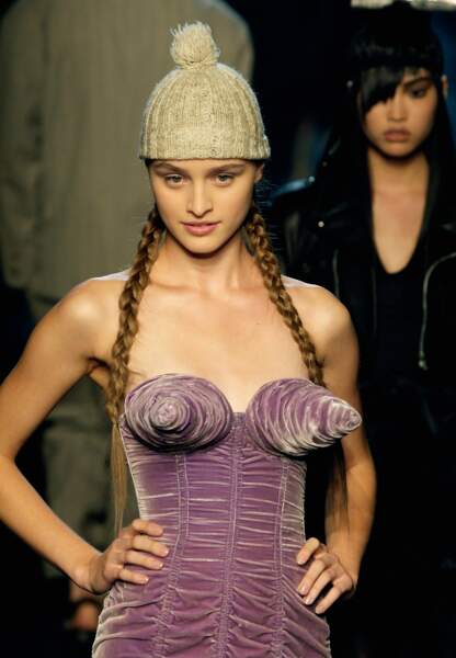 Gaultier réinterprète son corset aux seins coniques comme ici en 2006