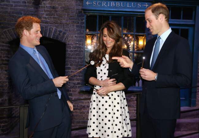 Enceinte, avec les princes William et Harry, durant une visite des studios Harry Potter, le 26 avril 2013