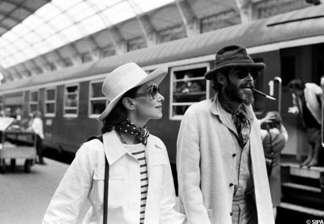 Peter O'Toole et sa femme arrivent en gare de Cannes en 1972