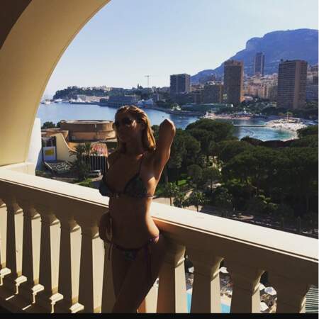 Nabilla sur un balcon de l'hôtel Monte-Carlo Bay à Monaco ...