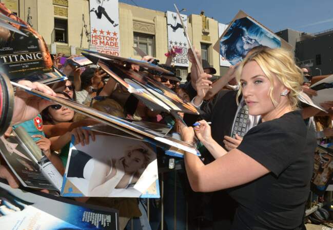 L'actrice a eu le temps de signer des autographes.
