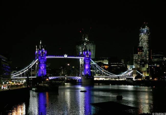 Le Tower Bridge illuminé après l'annonce de la naissance du bébé royal