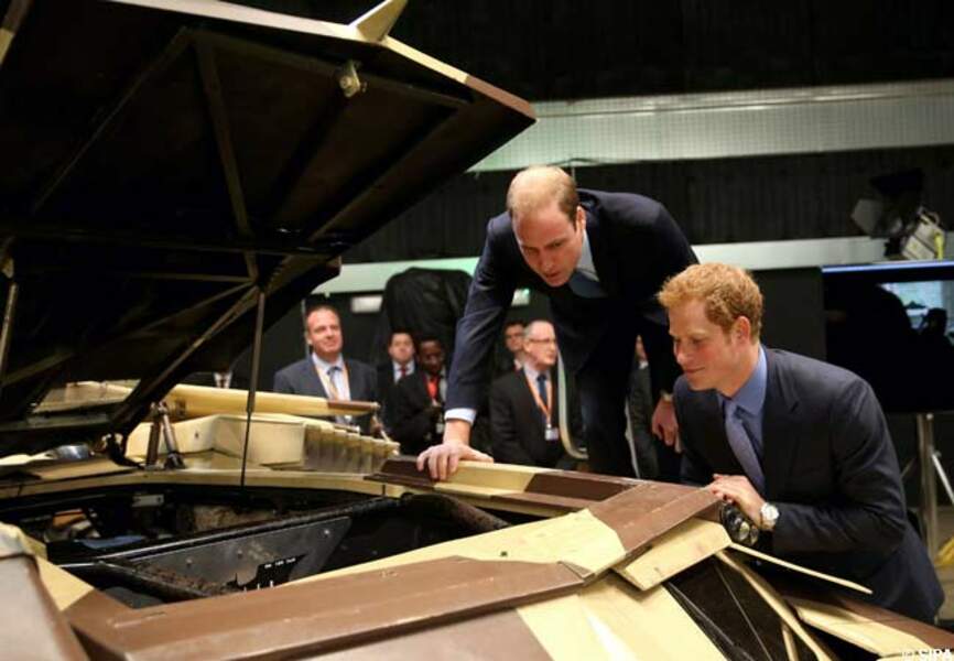 Harry et William très intrigués par la mécanique