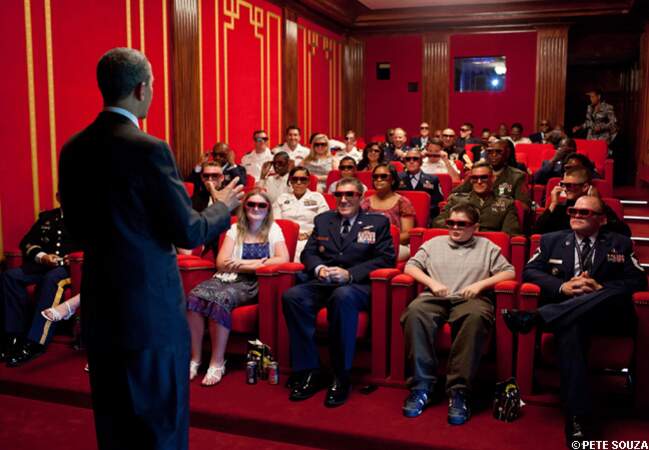 Barack Obama explique à ses invités qu'ils vont voir Men in black 3 en 3D