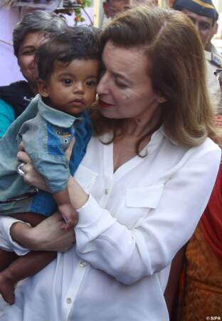 Valérie Trierweiler rencontre des enfants des bidonvilles